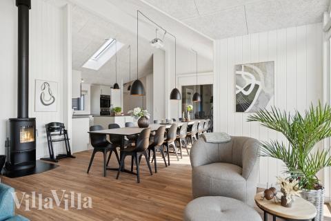 Der große, lichtdurchflutete Aufenthaltsraum im Luxusferienhaus Nr. 696 für 18.