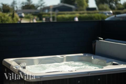 Genießen Sie den warmen Whirlpool im Luxusferienhaus Nr. 696 in Fünen und seine Inseln