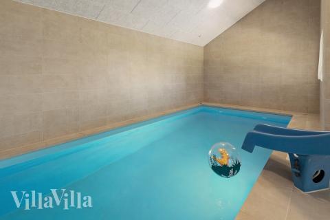 Das Ferienhaus 696 hat einen schicken Poolbereich mit Wasserrutsche, einem geräumigen, eingelassenen Whirlpool und einer Sauna.