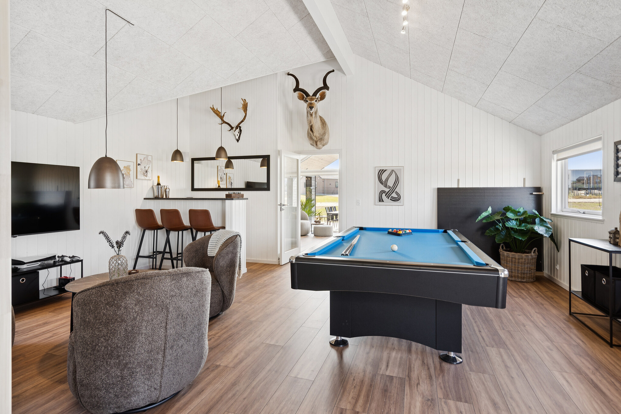 Neben den vielen schönen Stunden, die man im Poolbereich des Hauses verbringen kann, bietet das Luxusferienhaus 696 auch Spielevergnügen bei Billard/Tischtennis und Darts