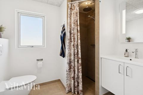 Eines der Badezimmer im Luxusferienhaus Nr. 696