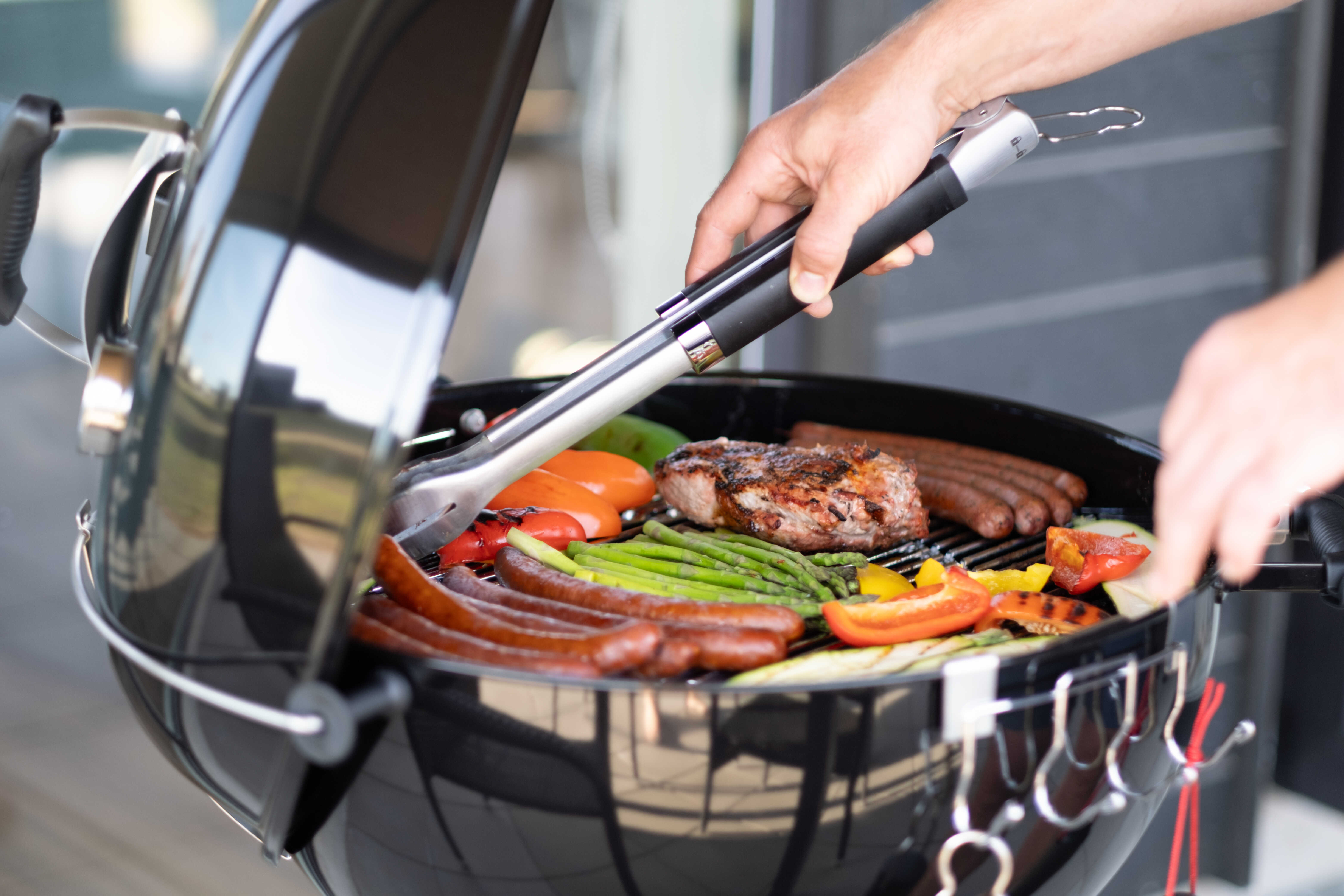 Genießen Sie einen Grillabend auf der Terrasse des Luxusferienhauses Nr. 696 in Fünen und seine Inseln