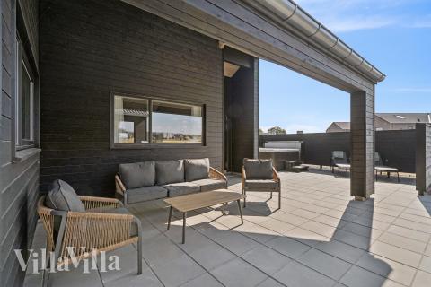 Auf der Terrasse des Ferienhauses Nr. 696 ist Platz für 18 Personen.