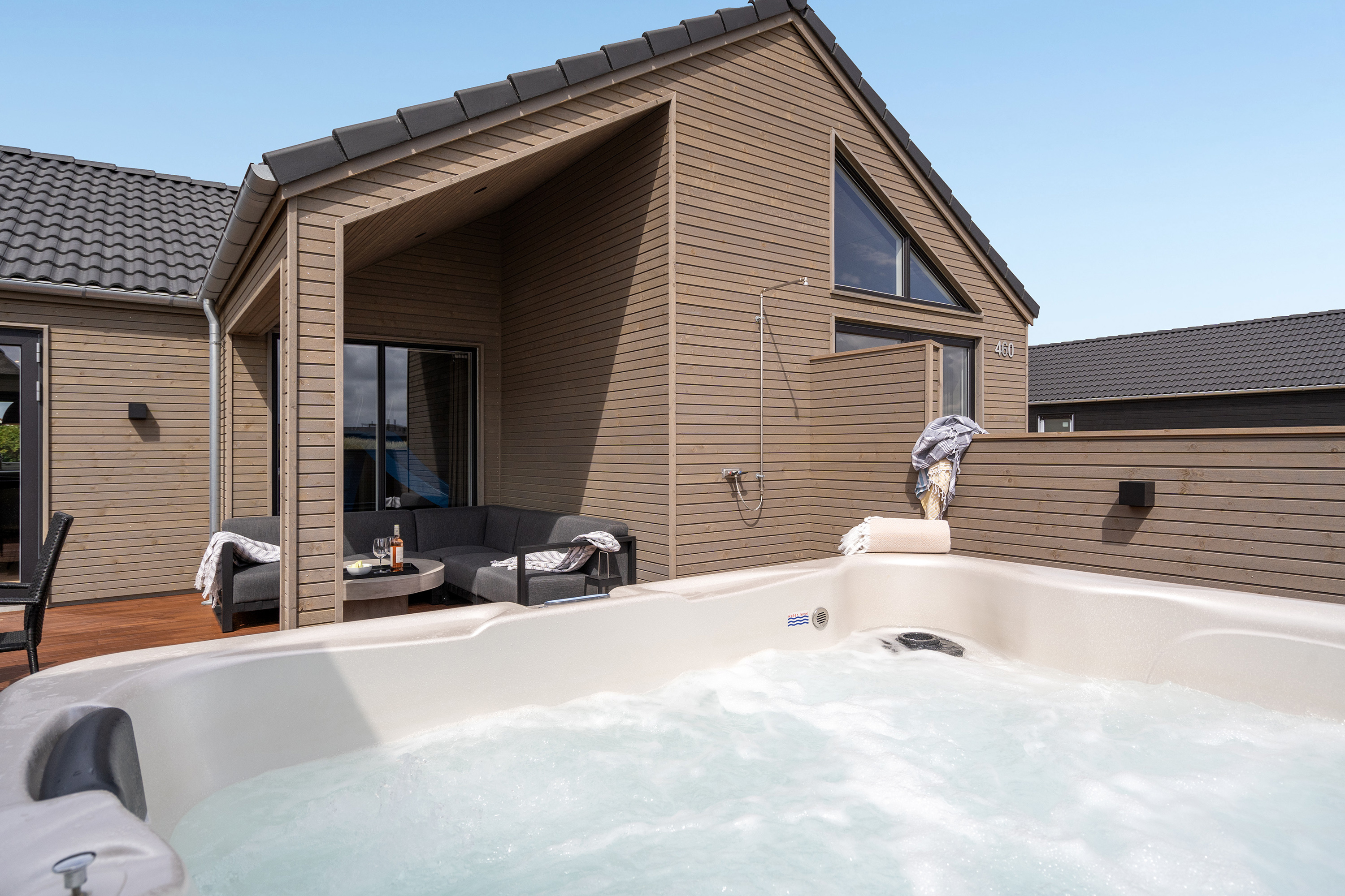 Genießen Sie den warmen Whirlpool im Luxusferienhaus Nr. 900 in Westjütland