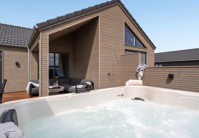 Genießen Sie den warmen Whirlpool im Luxusferienhaus Nr. 900 in Westjütland