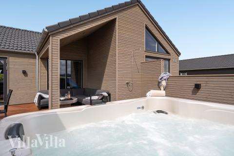 Genießen Sie den warmen Whirlpool im Luxusferienhaus Nr. 900 in Westjütland