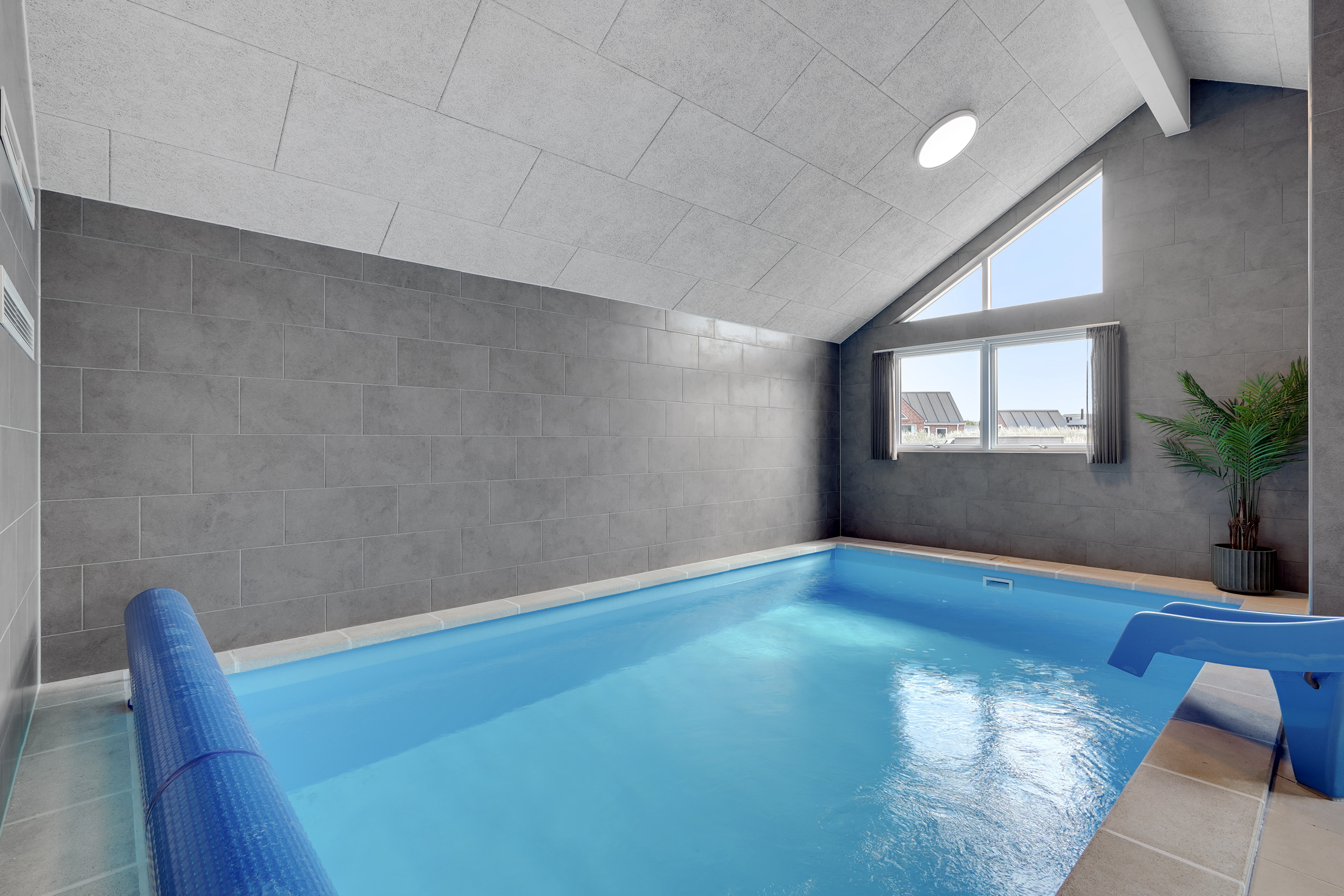 Das Ferienhaus 900 hat einen schicken Poolbereich mit Wasserrutsche, einem geräumigen, eingelassenen Whirlpool und einer Sauna.