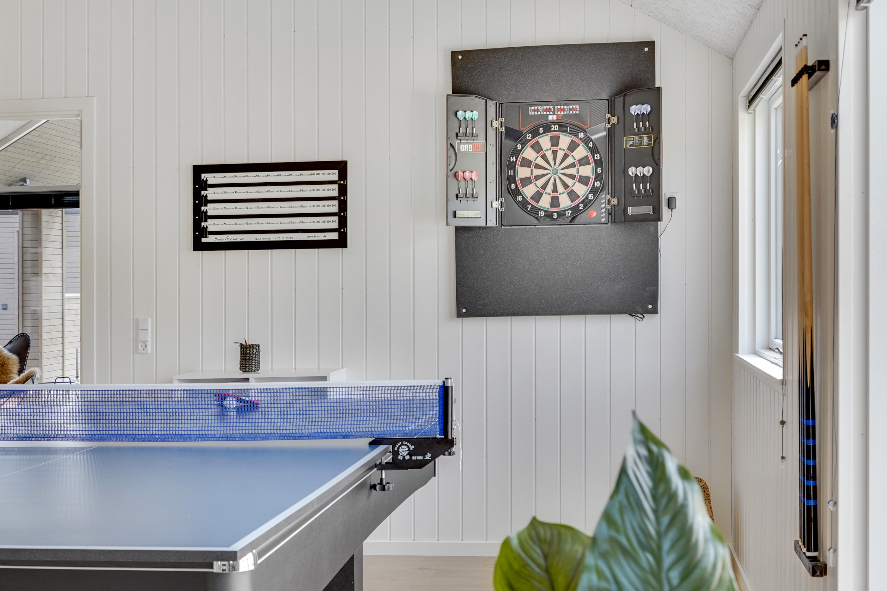 Neben den vielen schönen Stunden, die man im Poolbereich des Hauses verbringen kann, bietet das Luxusferienhaus 900 auch Spielevergnügen bei Billard/Tischtennis und Darts