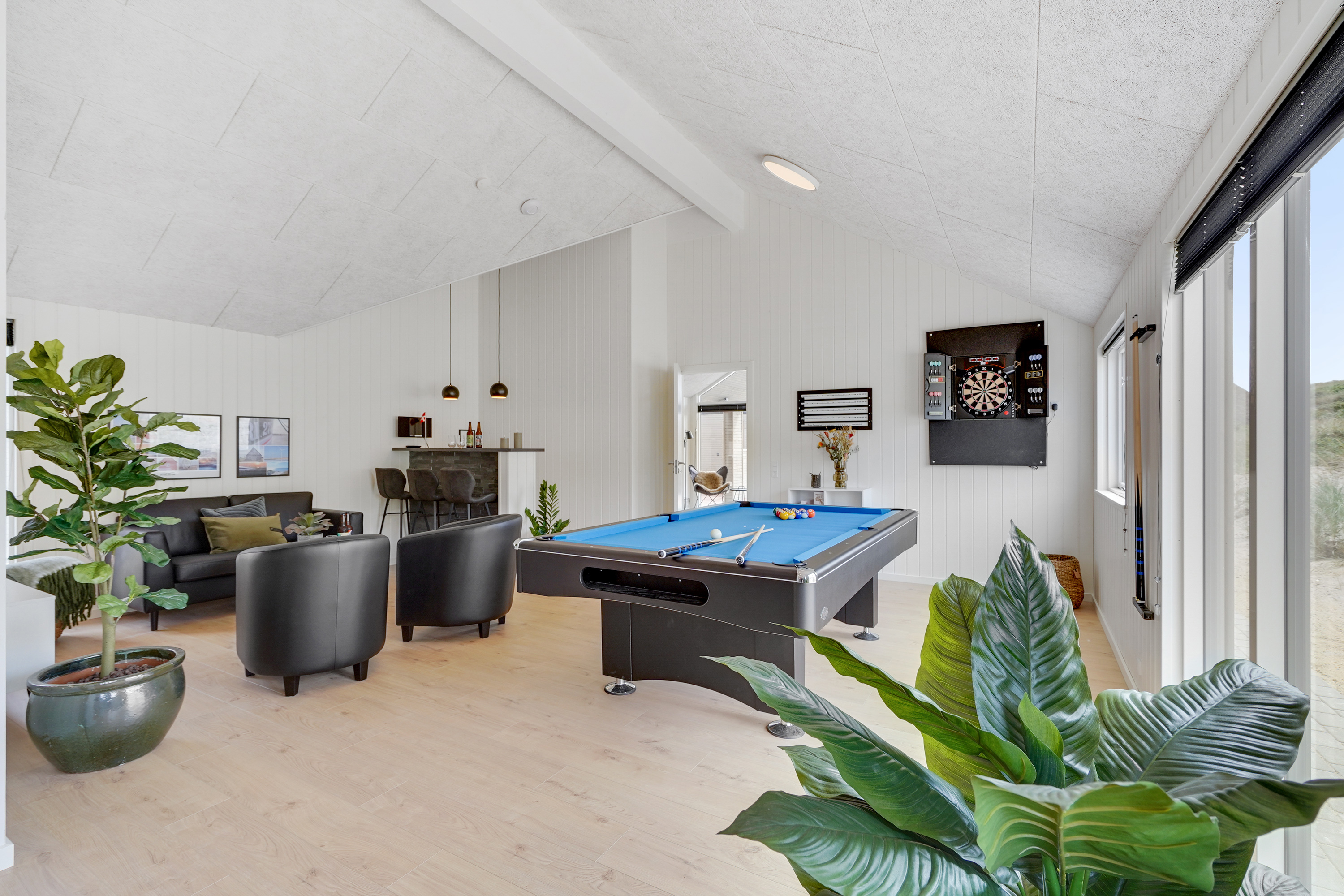 Das Luxusferienhaus 900 für 18 Personen hat einen großen Aktivitätsraum mit u. a. Billard und Darts