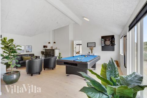 Das Luxusferienhaus 900 für 18 Personen hat einen großen Aktivitätsraum mit u. a. Billard und Darts