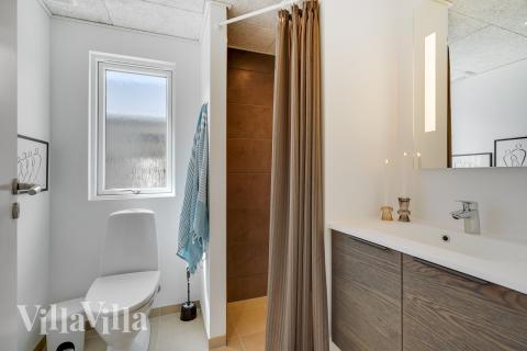 Eines der Badezimmer im Luxusferienhaus Nr. 900