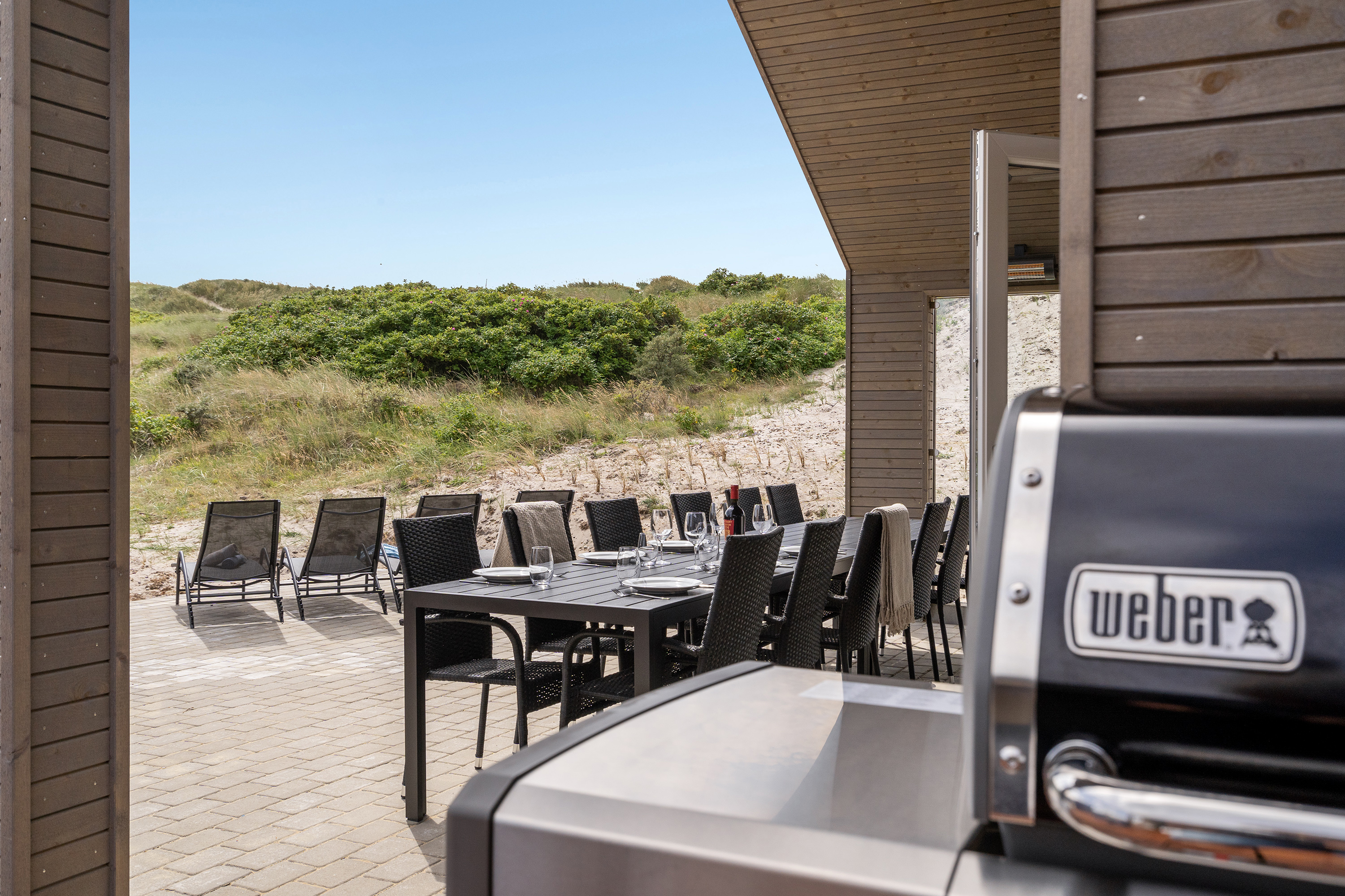 Genießen Sie einen Grillabend auf der Terrasse des Luxusferienhauses Nr. 900 in Westjütland