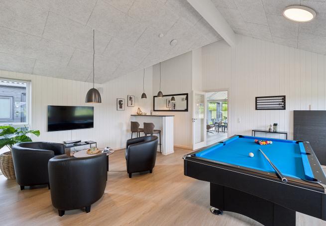 Neben den vielen schönen Stunden, die man im Poolbereich des Hauses verbringen kann, bietet das Luxusferienhaus 907 auch Spielevergnügen bei Billard/Tischtennis und Darts