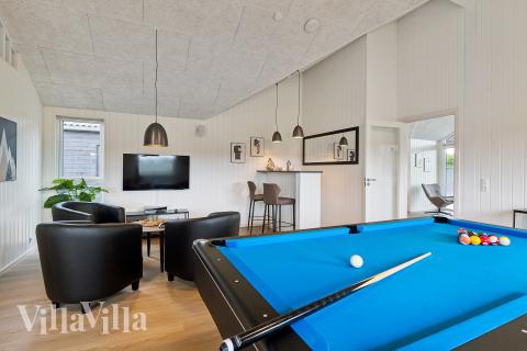 Das Luxusferienhaus 907 für 18 Personen hat einen großen Aktivitätsraum mit u. a. Billard und Darts
