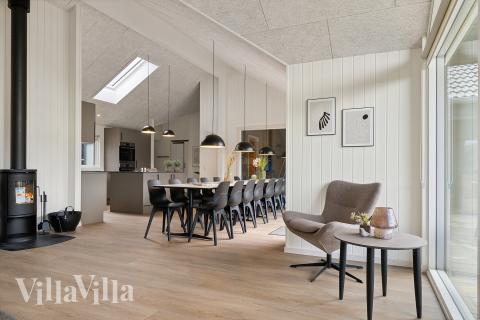 Der große, lichtdurchflutete Aufenthaltsraum im Luxusferienhaus Nr. 907 für 18.