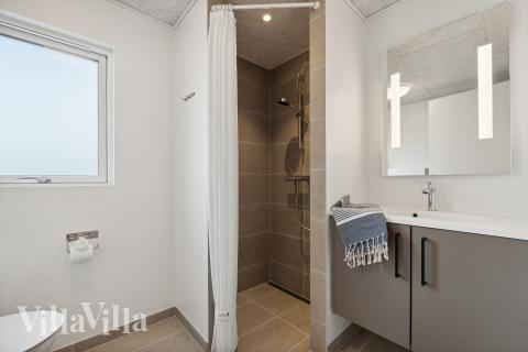 Eines der Badezimmer im Luxusferienhaus Nr. 907