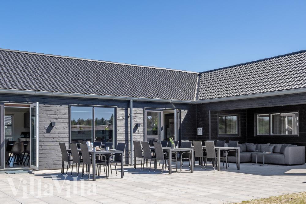Auf der Terrasse des Ferienhauses Nr. 907 ist Platz für 18 Personen.