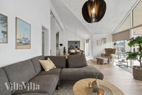 Die Couch im Luxusferienhaus Nr. 906 in Fünen und seine Inseln lädt zu Gesellschaftsspielen oder zu Kinoabenden ein.