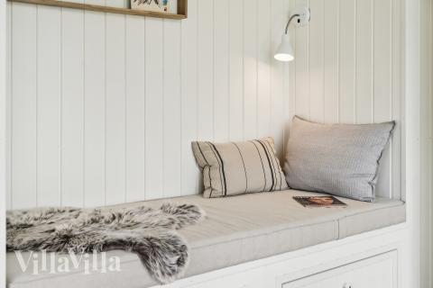 Der große, lichtdurchflutete Aufenthaltsraum im Luxusferienhaus Nr. 906 für 18.