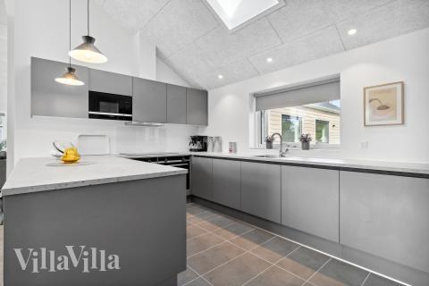 Die Küche in dem Luxusferienhaus Nr. 906 ist so gut ausgestattet, dass man problemlos Mahlzeiten für 18 Personen zubereiten kann.