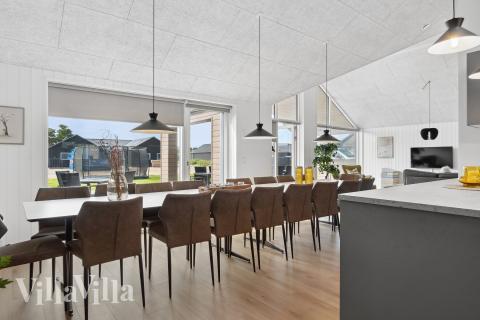 Aufenthaltsraum mit Platz für 18 im Luxusferienhaus Nr. 906.