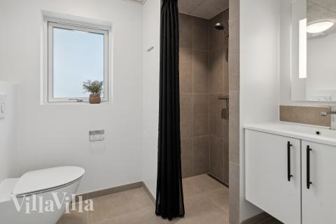 Eines der Badezimmer im Luxusferienhaus Nr. 906