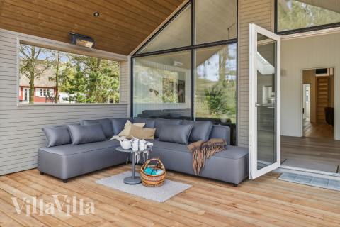 Das Luxusferienhaus Nr. 906 hat eine tolle Terrasse, die mit hochwertigen Gartenmöbeln für 18 Personen ausgestattet ist.