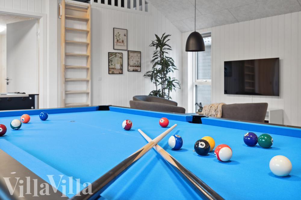Neben den vielen schönen Stunden, die man im Poolbereich des Hauses verbringen kann, bietet das Luxusferienhaus 906 auch Spielevergnügen bei Billard/Tischtennis und Darts