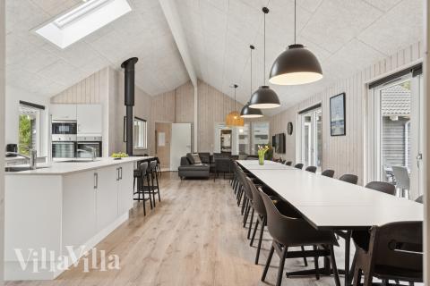 Der große, lichtdurchflutete Aufenthaltsraum im Luxusferienhaus Nr. 387 für 24.