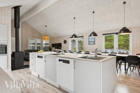 Gut ausgestattete Küche im Luxusferienhaus Nr. 387 in Westjütland.