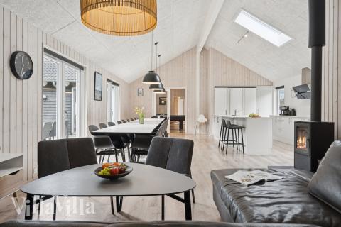 Die Couch im Luxusferienhaus Nr. 387 in Westjütland lädt zu Gesellschaftsspielen oder zu Kinoabenden ein.