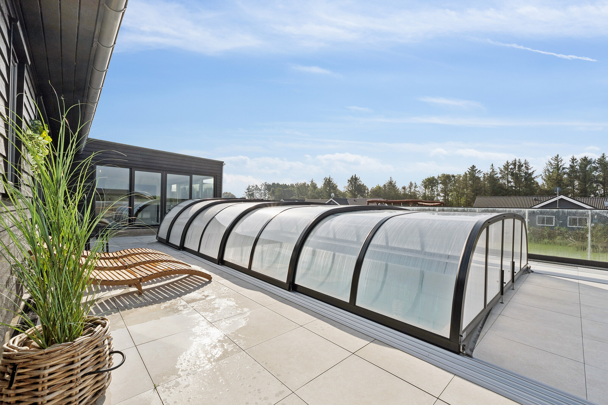 Das Ferienhaus 686 hat einen schicken Poolbereich mit Wasserrutsche, einem geräumigen, eingelassenen Whirlpool und einer Sauna.