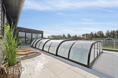 Das Ferienhaus 686 hat einen schicken Poolbereich mit Wasserrutsche, einem geräumigen, eingelassenen Whirlpool und einer Sauna.