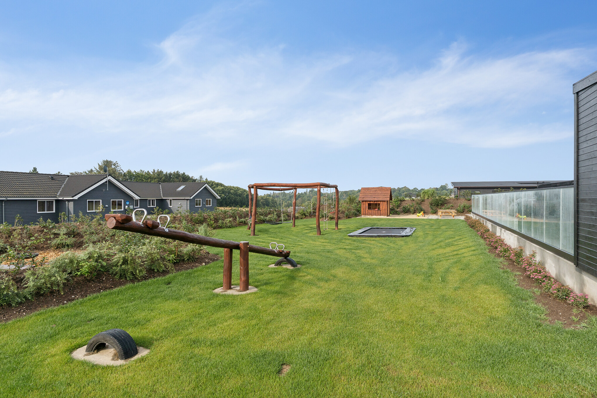 Zu dem attraktiven Ferienhaus Nr. 686 in Limfjord gehört auch ein tolles Angebot im Außenbereich, z. B. Spieleturm und Schaukeln
