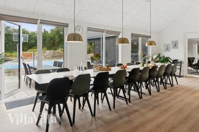 Der große, lichtdurchflutete Aufenthaltsraum im Luxusferienhaus Nr. 697 für 20.