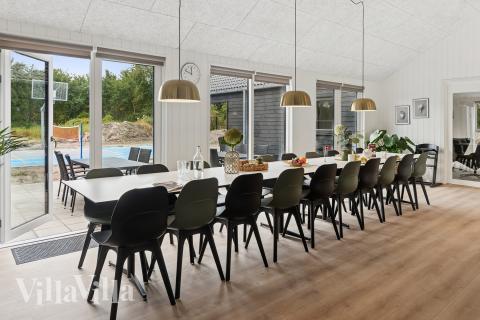 Der große, lichtdurchflutete Aufenthaltsraum im Luxusferienhaus Nr. 697 für 20.