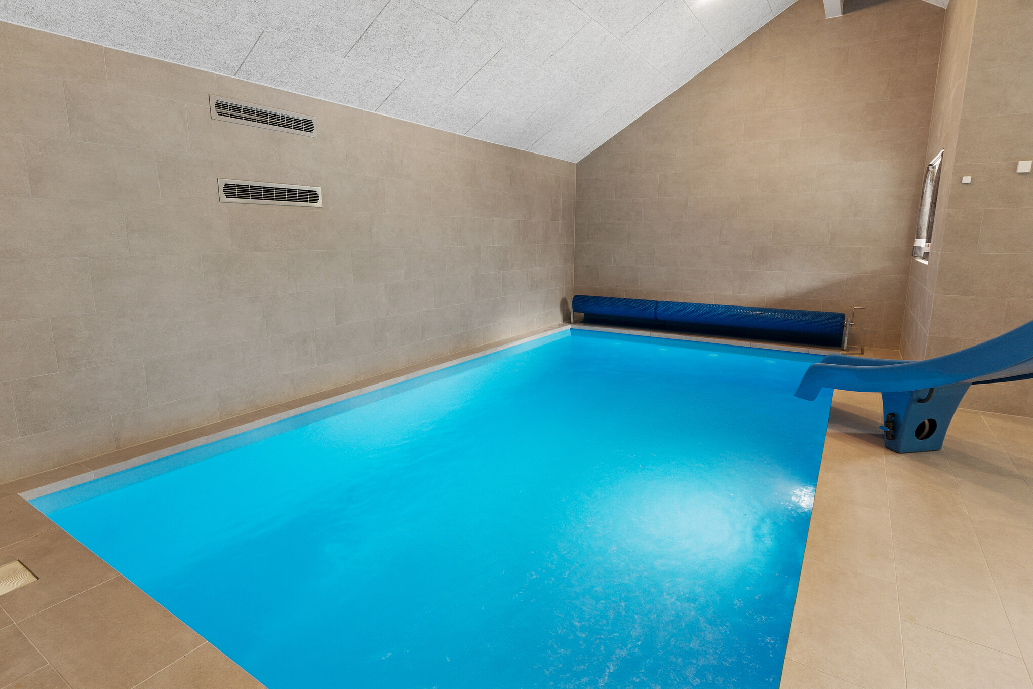 Das Ferienhaus 697 hat einen schicken Poolbereich mit Wasserrutsche, einem geräumigen, eingelassenen Whirlpool und einer Sauna.