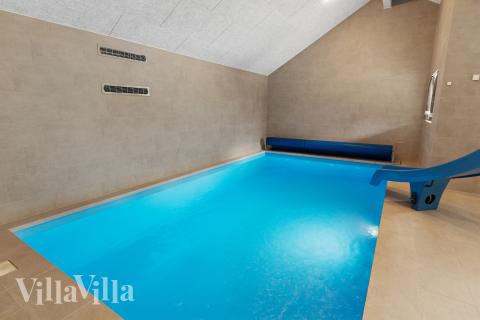 Das Ferienhaus 697 hat einen schicken Poolbereich mit Wasserrutsche, einem geräumigen, eingelassenen Whirlpool und einer Sauna.