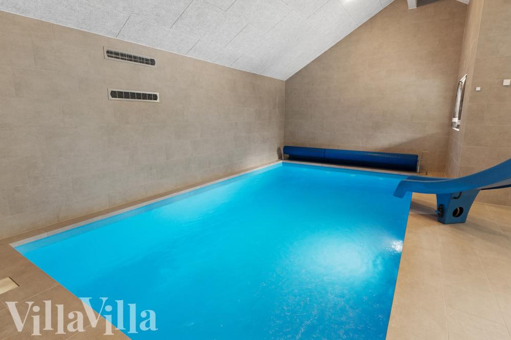 Das Ferienhaus 697 hat einen schicken Poolbereich mit Wasserrutsche, einem geräumigen, eingelassenen Whirlpool und einer Sauna.