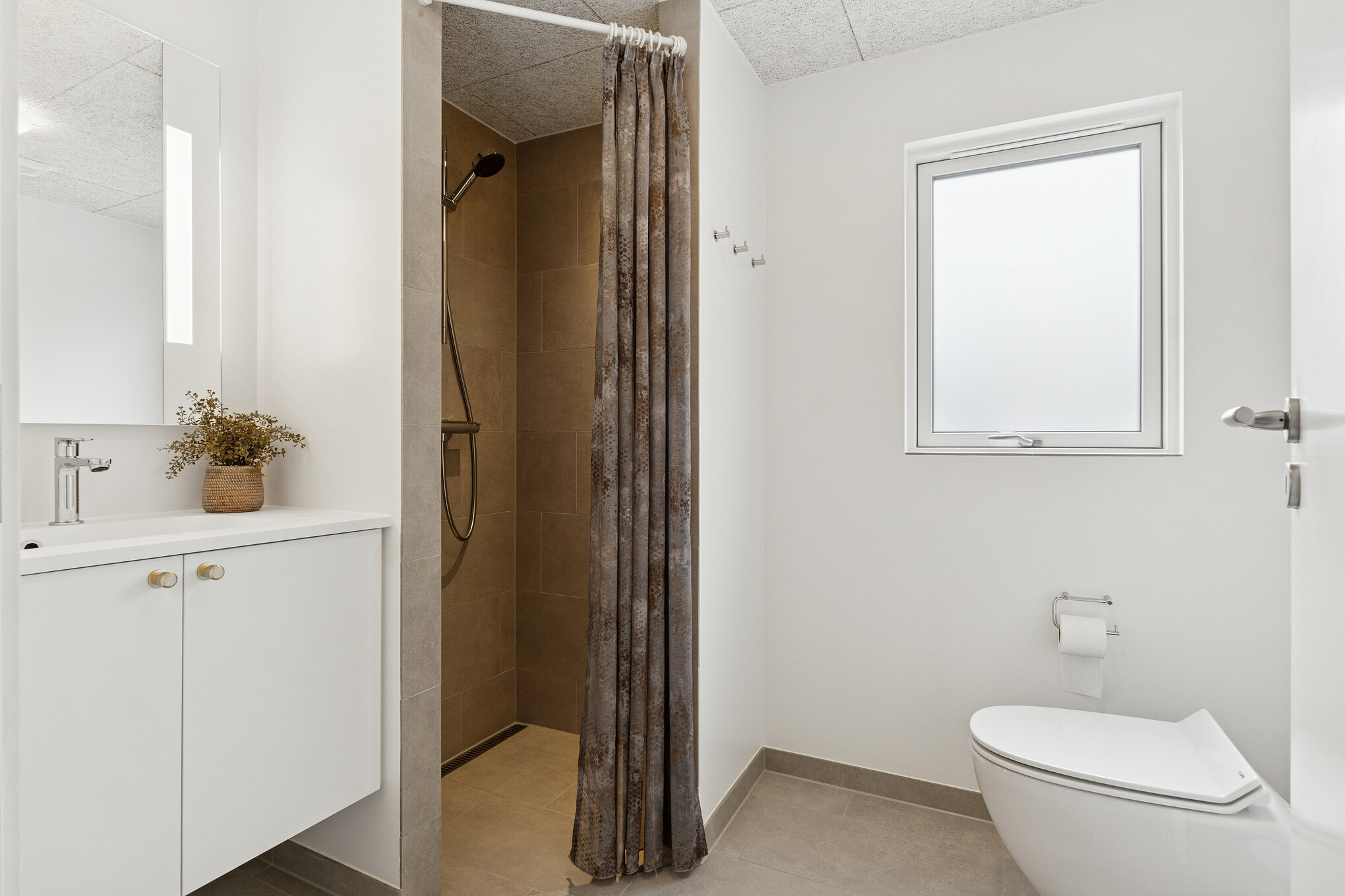 Eines der Badezimmer im Luxusferienhaus Nr. 697