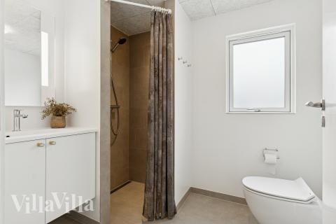 Eines der Badezimmer im Luxusferienhaus Nr. 697