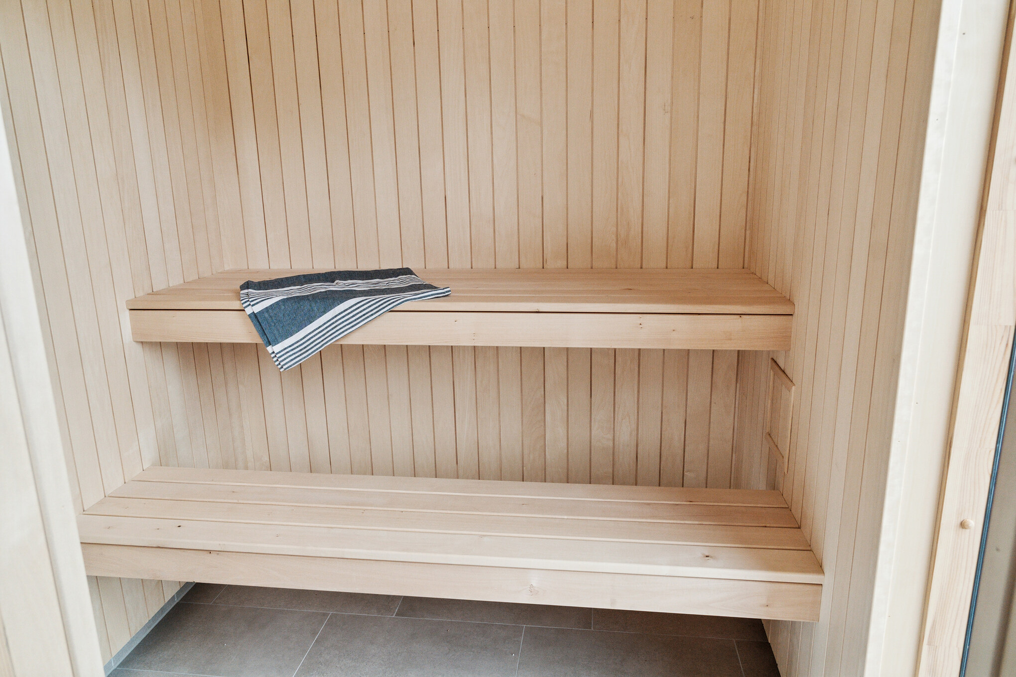 Genießen Sie die heiße Sauna im Luxusferienhaus Nr. 697 für 20 Personen