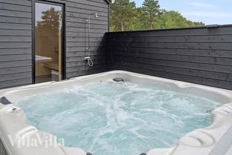 Genießen Sie den warmen Whirlpool im Luxusferienhaus Nr. 697 in Lolland/Falster/Mön