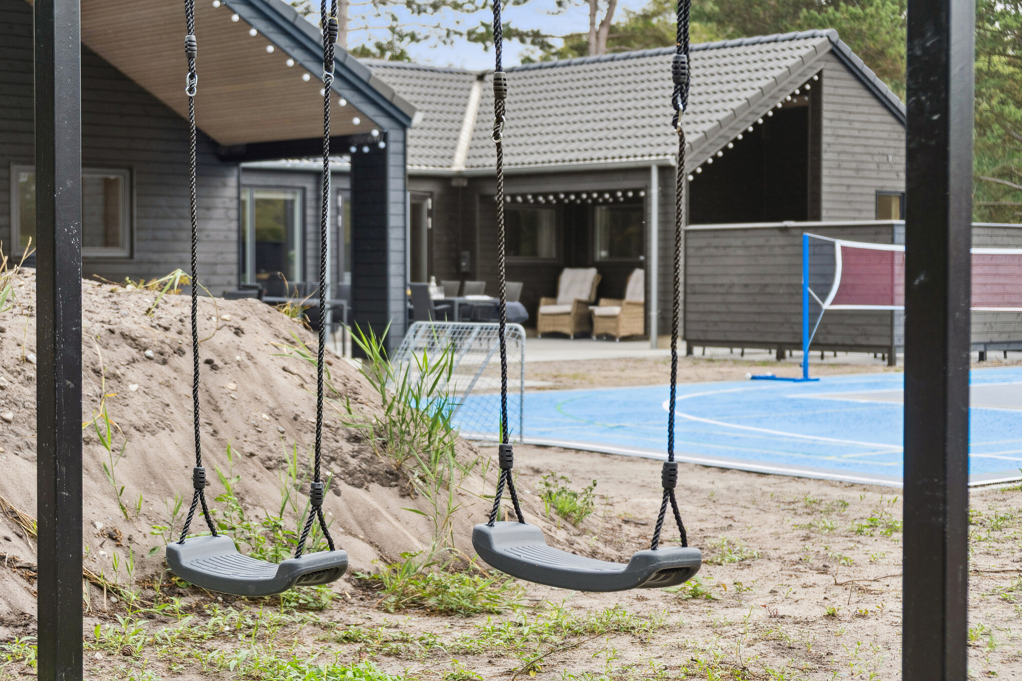 Zu dem attraktiven Ferienhaus Nr. 697 in Lolland/Falster/Mön gehört auch ein tolles Angebot im Außenbereich, z. B. Spieleturm und Schaukeln