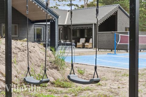 Zu dem attraktiven Ferienhaus Nr. 697 in Lolland/Falster/Mön gehört auch ein tolles Angebot im Außenbereich, z. B. Spieleturm und Schaukeln