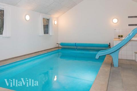 Das Ferienhaus 223 hat einen schicken Poolbereich mit Wasserrutsche, einem geräumigen, eingelassenen Whirlpool und einer Sauna.