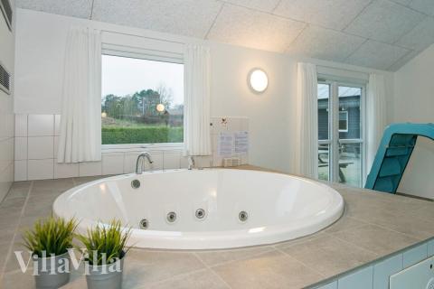 Genießen Sie den warmen Whirlpool im Luxusferienhaus Nr. 223 in Ostjütland