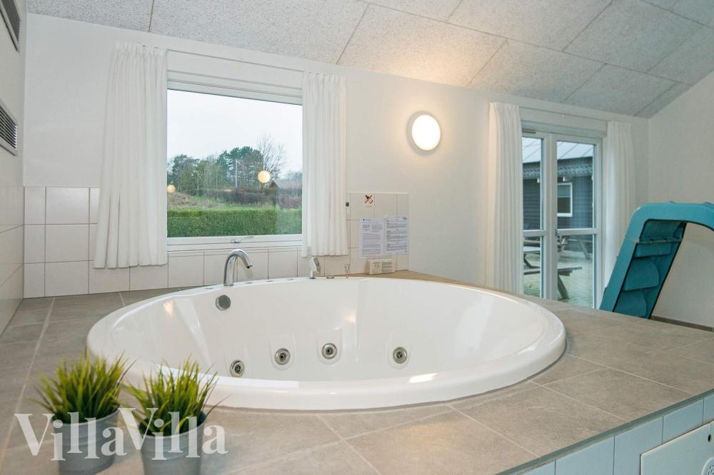 Genießen Sie den warmen Whirlpool im Luxusferienhaus Nr. 223 in Ostjütland