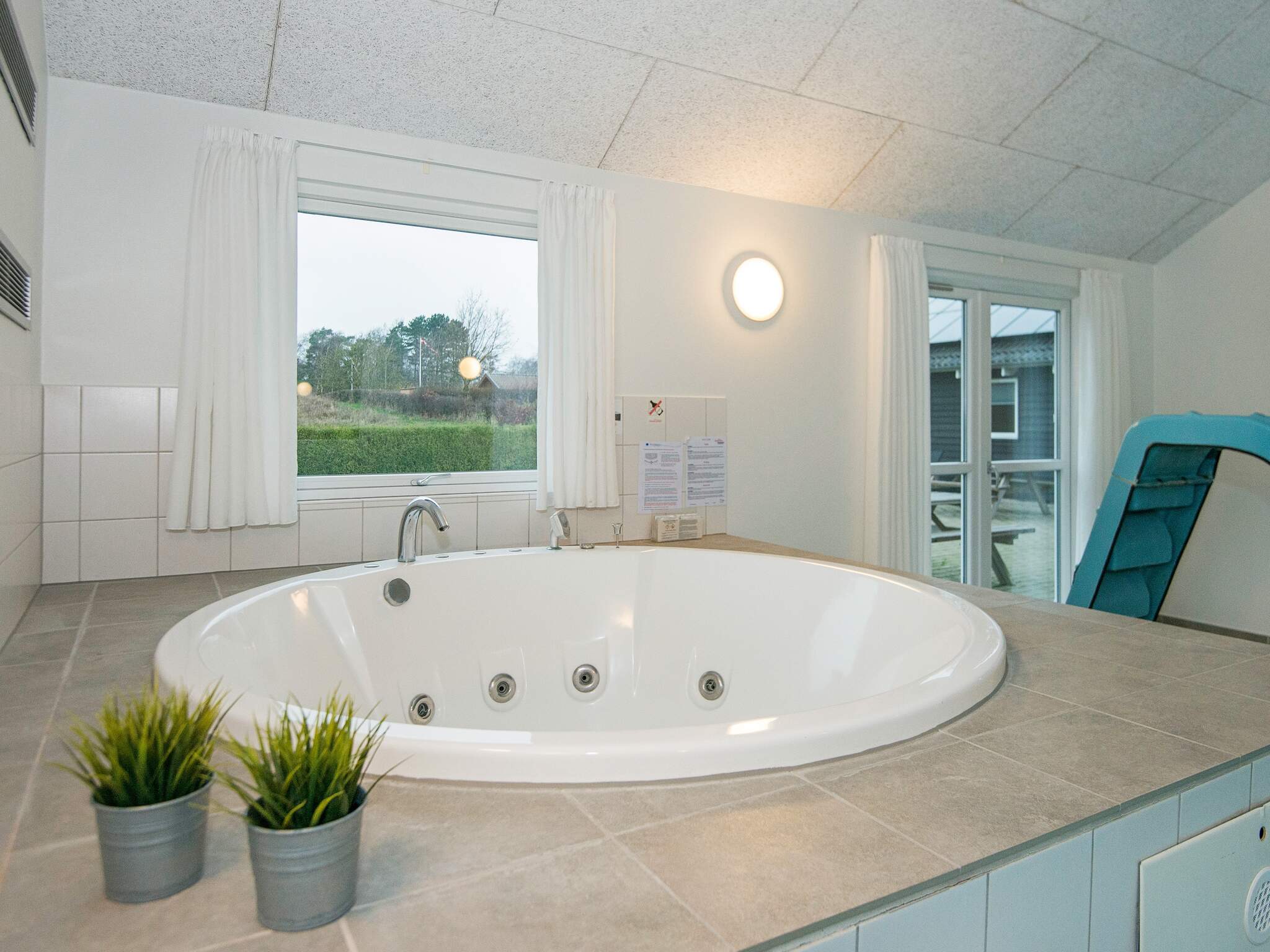 Genießen Sie den warmen Whirlpool im Luxusferienhaus Nr. 223 in Ostjütland