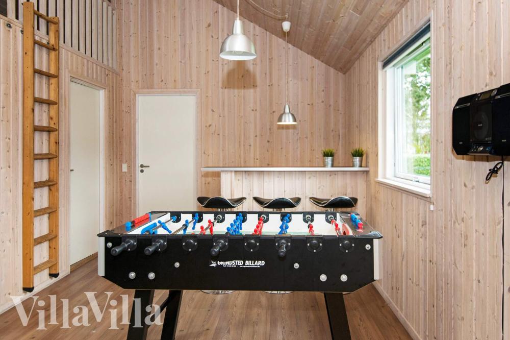Das Luxusferienhaus 223 für 18 Personen hat einen großen Aktivitätsraum mit u. a. Billard und Darts